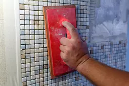 "אריחים מבריקים בעלי צורה מרובעת נוחים מאוד לתחזוקה"